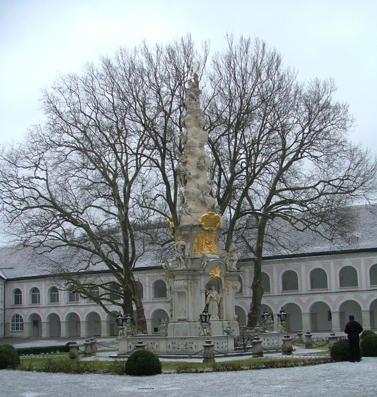 austria-heiligenikreuz_monastry_courtyard