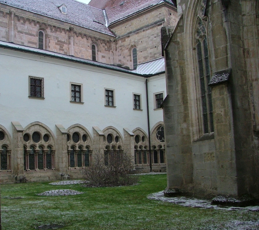 austria-heiligenikreuz_monastry_inner_courtyard