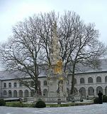austria-heiligenikreuz_monastry_courtyard
